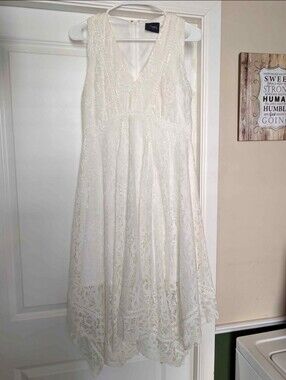 Just... Taylor Lace Sleeveless Midi Dress